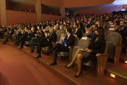 Una gala con muchos asistentes y medidas de seguridad.