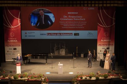 El doctor almeriense recibió un caluroso reconocimiento de su provincia.