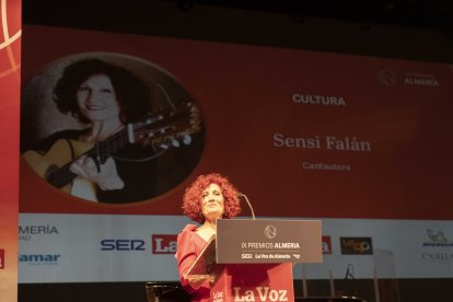 La conocida cantautora Sensi Falán, natural del barrio de La Chanca, recibió el premio Cultura.