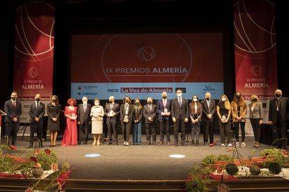 Foto de familia de premiados y autoridades.