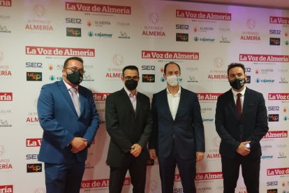 Olivier Martínez y Ricardo Céspedes con miembros de Hispatec.