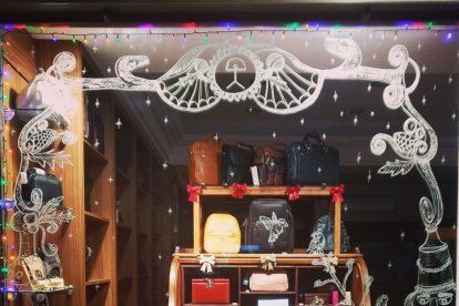 Buró centenario del escaparate ganador \'Curtidos Ruiz\'.