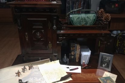 Detalles del escaparate de \'Curtidos Ruiz\'.