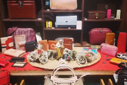 Detalles del escaparate de \'Curtidos Ruiz\'.