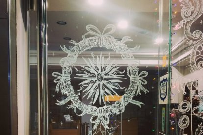 Sol de Villalán pintado a mano en el escaparate de \'Curtidos Ruiz\'.