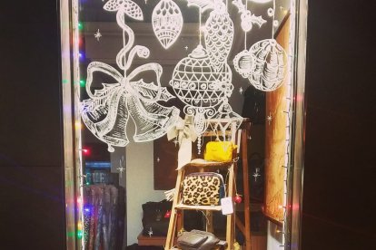 Detalles del escaparate de \'Curtidos Ruiz\'.