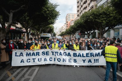 La manifestación de balermeros por el Paseo de Almería (Fotos: Néstor Cánovas)