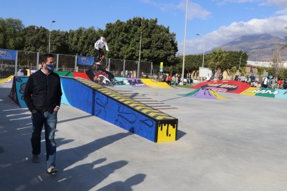 La pista principal luce un vanguardista, llamativo y original diseño realizado por el escritor de graffiti ejidense, Nauni.