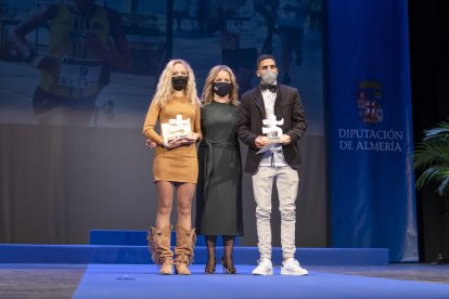 Ahmed Ouslimane y Esther Gálvez con la diputada.