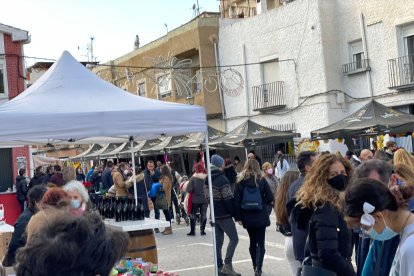 Ambiente del mercadillo navideño.
