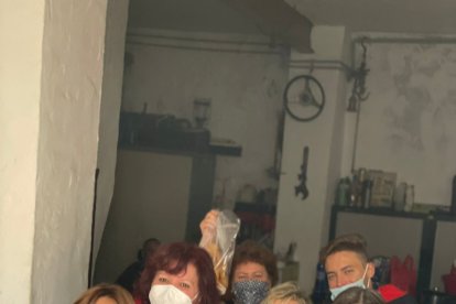 Miembros de ARCA preparando los buñuelos.