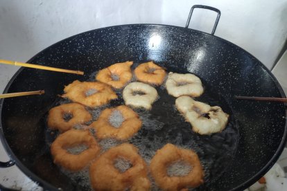 Una sartén con buñuelos.