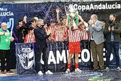 El capitán de la Selección levanta la Copa.