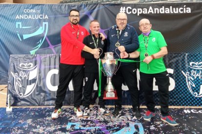 El cuerpo técnico con el delegado Juan Mateo.