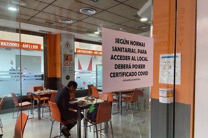 Los carteles están solo en algunos locales.