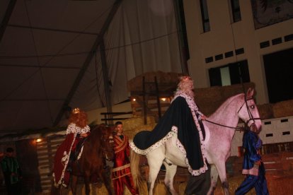 Los Reyes Magos llegaban a caballo en este Belén personalizado