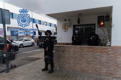 La Policía actúa en los barrios más conflictivos.