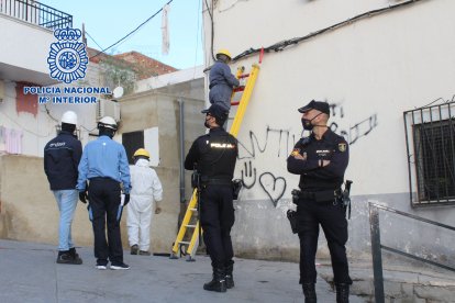 Los agentes acompañan a los técnicos de Endesa para cortar los enganches ilegales a la luz.