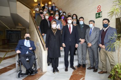 Foto de familia en el Teatro Apolo tras el acto