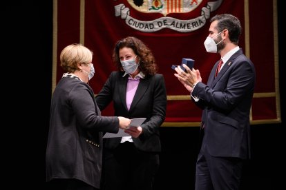 Momento en el que la concejal de Presidencia, María del Mar Vázquez, le entrega el acta de la concesión del Escudo de Oro a Dolores Núñez