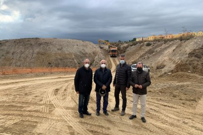 Técnicos y presidente de la Cámara, durante el recorrido.