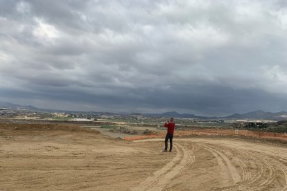 Uno de los técnicos en la visita a las obras.