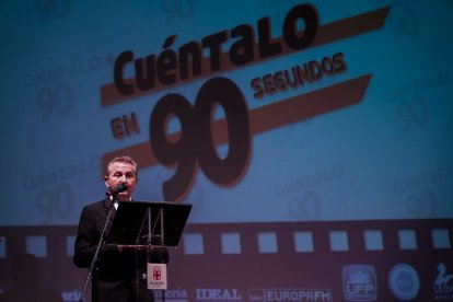 Luis Serrano, director del festival y de EISO, dirigiéndose a los asistentes.