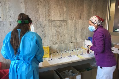 Dos sanitarias disponen las pruebas realizadas.