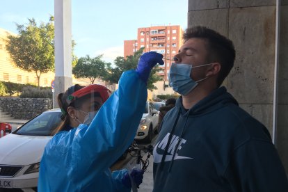 Cientos de profesionales de Enfermería y Medicina y de otras ramas se encargan de tomar las muestras.