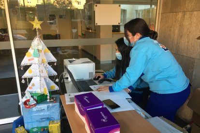 Decoración navideña en el puesto autocovid de la Bola Azul.