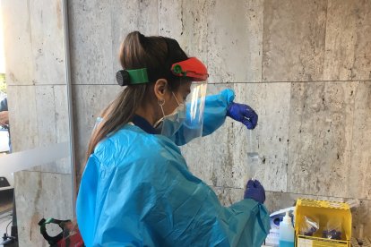Una sanitaria prepara una PCR.