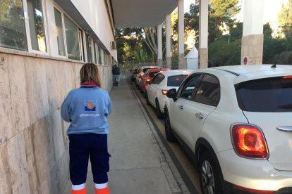 El agravamiento de la crisis sanitaria devuelve la imagen de las colas en el autocovid de la Bola Azul.