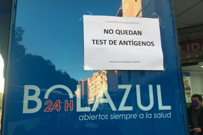 No quedan test de antígenos, aparece escrito en los carteles de las farmacias colocados a lo largo de esta semana.