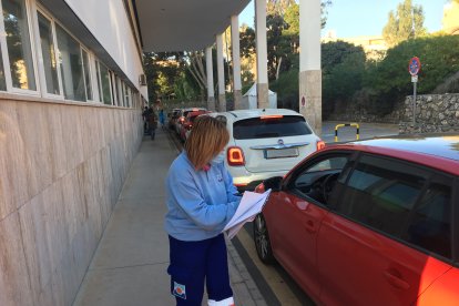 Una sanitaria comprueba las citas dadas para el autocovid de la Bola Azul.