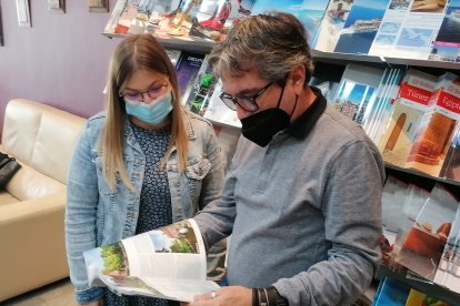 La joven vicaria aprovechó para mirar algunos destinos en la agencia de viajes en la que recibió su premio