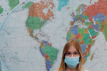 La ganadora con el bono de 1.000 euros en viajes