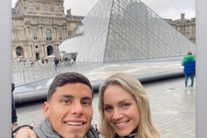 Robertone con su mujer en París.