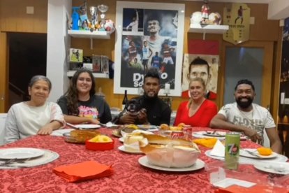 Dyego Sousa con su familia.