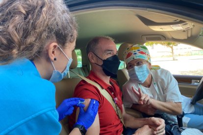 Uno de los almerienses que han recibido su vacuna.