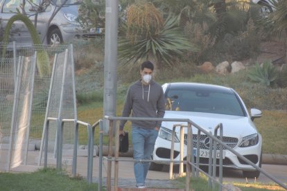 De la Hoz bajando hacia el parking y la zona mixta a primera hora.