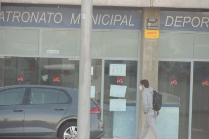 Accediendo a los vestuarios por la puerta del Patronato.