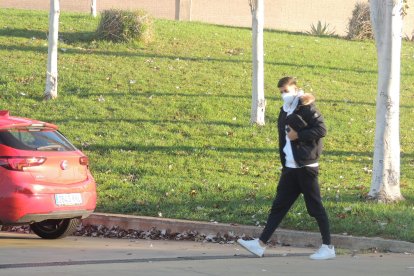 El almeriense Javi Robles saludando a LA VOZ.