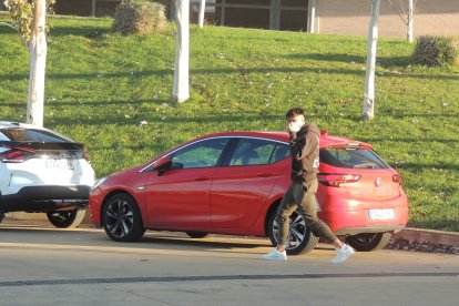Arnau Puigmal rumbo a la sala médica.
