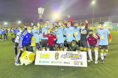 El Huércal-Overa con su trofeo tras ganar al Ciudad de Roquetas.