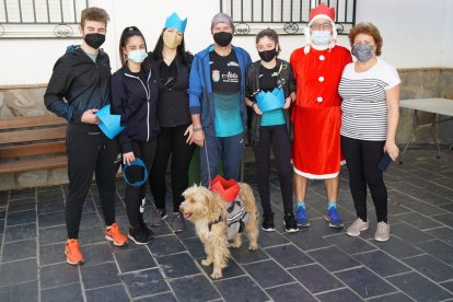 En familia y con la mascota.