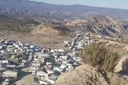Cientos de coches se amontonan en las inmediaciones.
