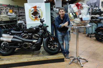 Touring Almería le permitió hacerse con una cesta de Navidad a Miguel Ibáñez Bisbal.