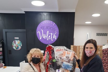 Dolores Tapia Montoya ganó su cesta de Navidad en Tejidos Violeta.