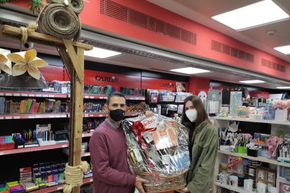 Lorena Quintana Molina hija ganadora y Miguel Ángel Montoya gerente carlin