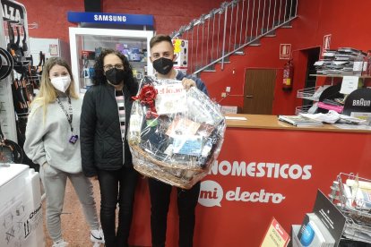 Economésticos entrega su regalo a Encarnación.